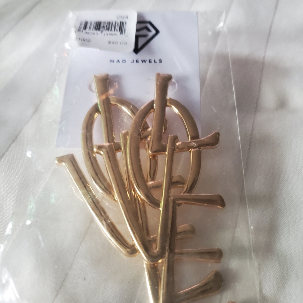 NWT MAD JEWELS LOVE PIERCED EARRINGS